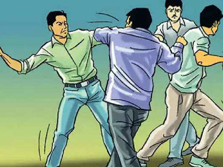 एमजी रोडवर खेळाडूंमध्ये तुंबळ हाणामारी...  कडे आणि विटेने हल्ला...   दोघे जखमी...