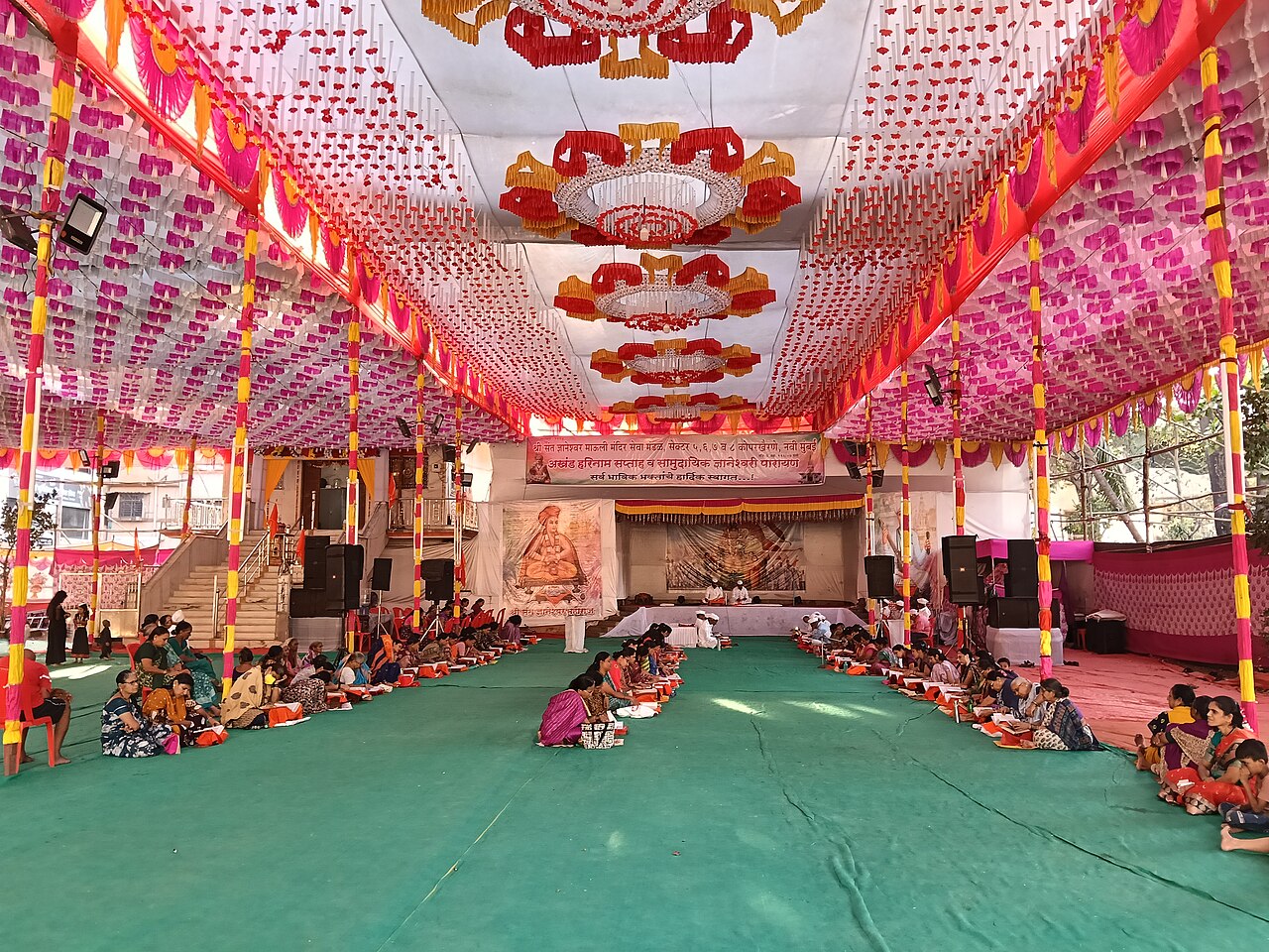 तिसऱ्या मजल्यावरील खोलीचा दरवाजा तोडून ठोकल्या बेड्या...  किशोर महाराजला नाट्यमय अटक...  काय आहे प्रकरण?