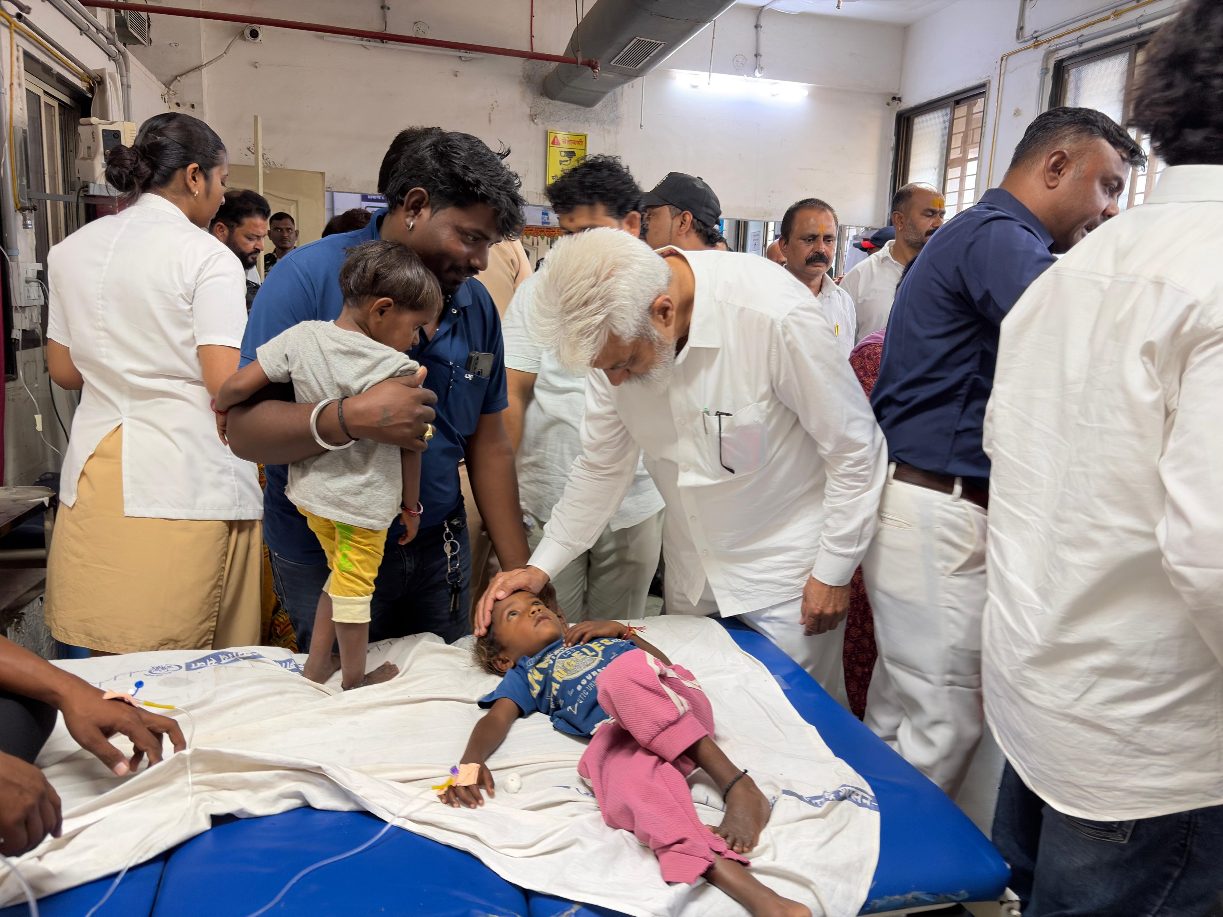 आठवडे बाजारातील भेळभत्त्यातून १४० जणांना विषबाधा...  मालेगावच्या सामान्य रुग्णालयात उपचार सुरू...