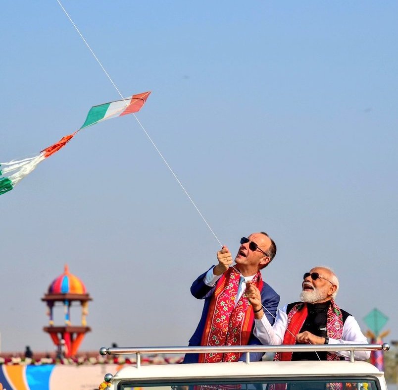 जर्मन चॅन्सेलर ओलाफ शोल्झ भारत दौऱ्यावर... पंतप्रधान मोदींसोबत उडवला पतंग... काईट डिप्लोमसीची जगभर चर्चा...