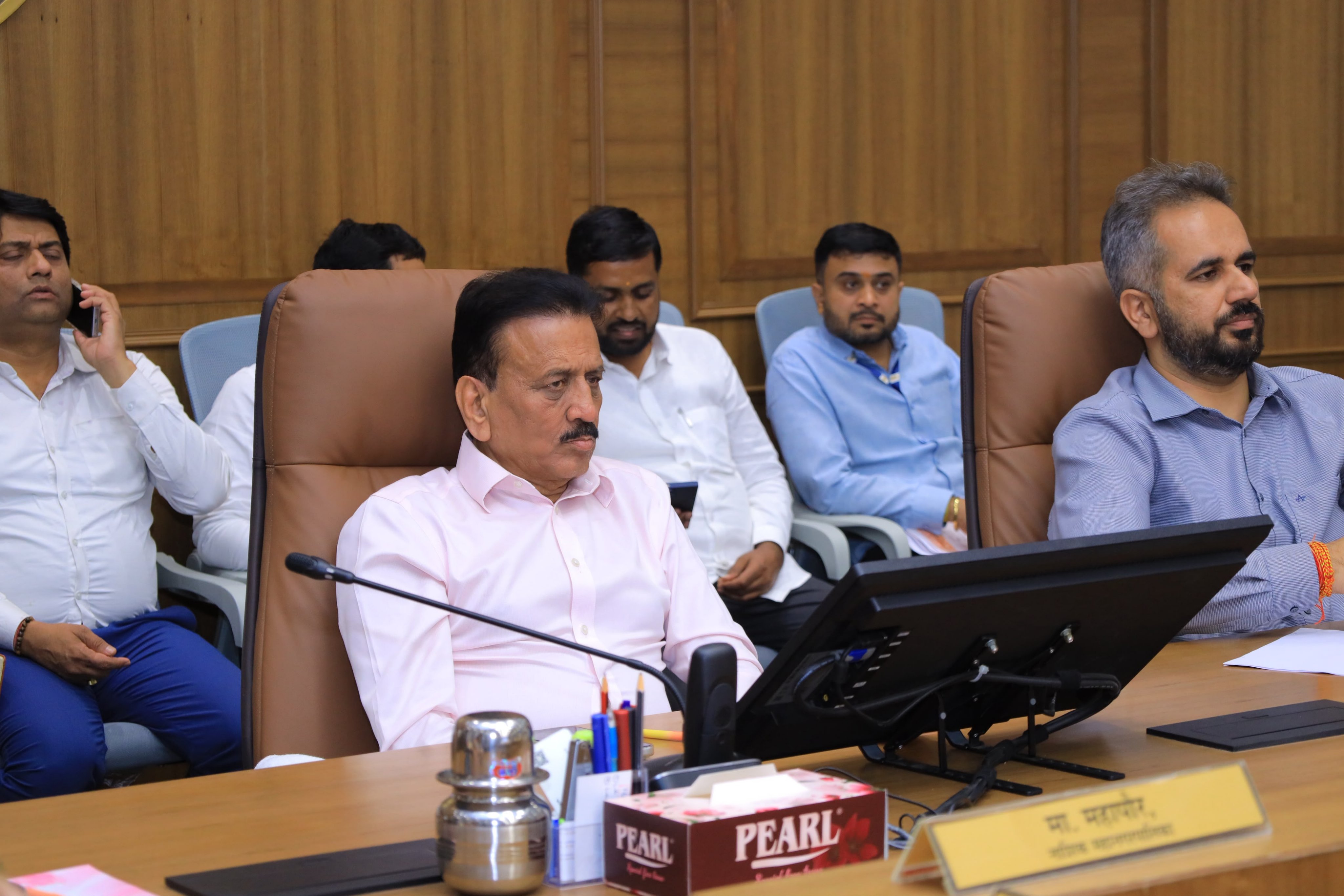 नाशिक शहरातील रस्त्यांबाबत गिरीश महाजनांनी दिले हे आदेश...  नाशिककरांना दिलासा की?