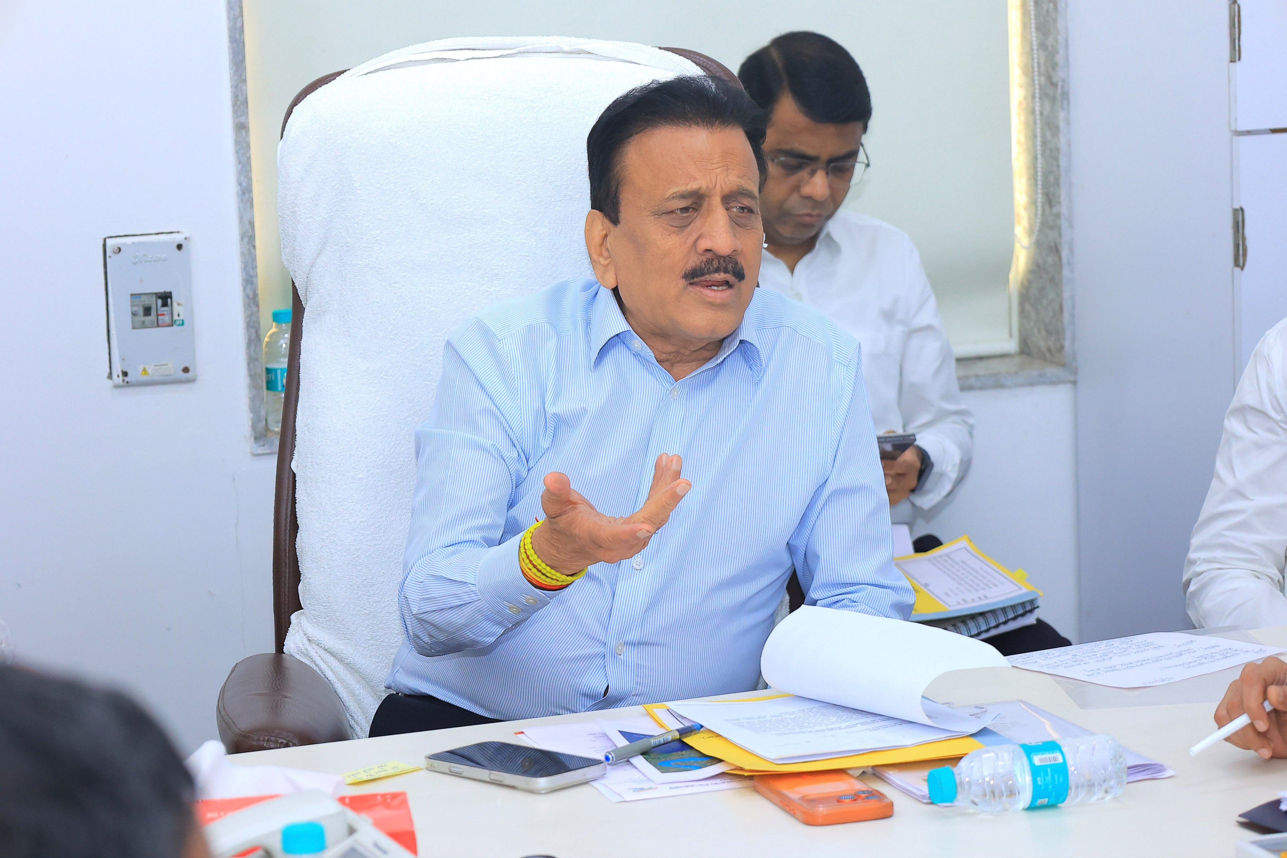 १९९९ पासून या प्रकल्पाचे काम पूर्णच होईना...  संतापलेल्या पालकमंत्र्यांनी दिले हे आदेश...