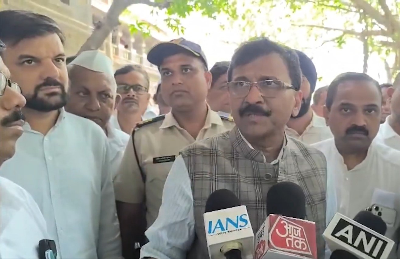 नाशिक जिल्हाधिकारी कार्यालयात संजय राऊतांचा ठिय्या... भूसंपादनावेळी शेतकरी महिलांना मारहाण...  जाब विचारताच प्रांताधिकारी 'फरार'...