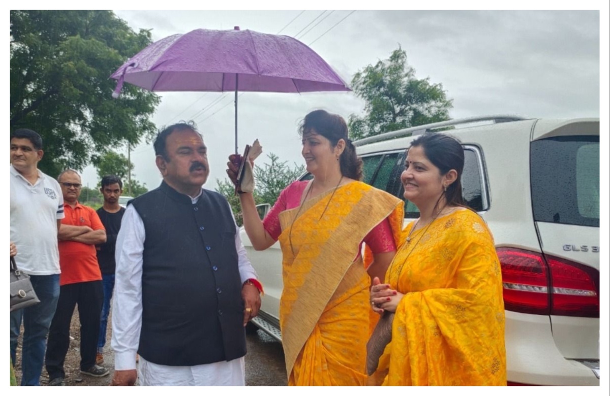 रुपाली चाकणकरांना 'गुवाहाटी दौरा' भोवला...  भोंदू खरातसोबतच्या हॉटेल मुक्कामाचे पुरावे समोर...