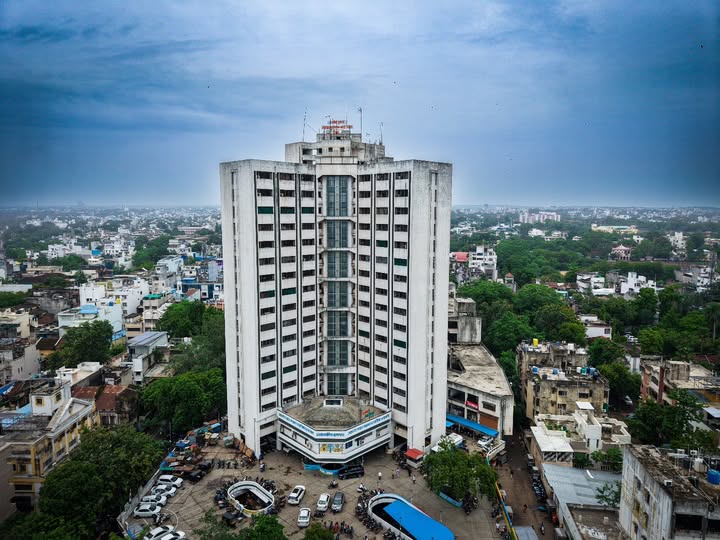 गिरीश महाजनांच्या जळगावात काय घडलं? १७ मजली महापालिकेवर झेंडा कुणाचा?