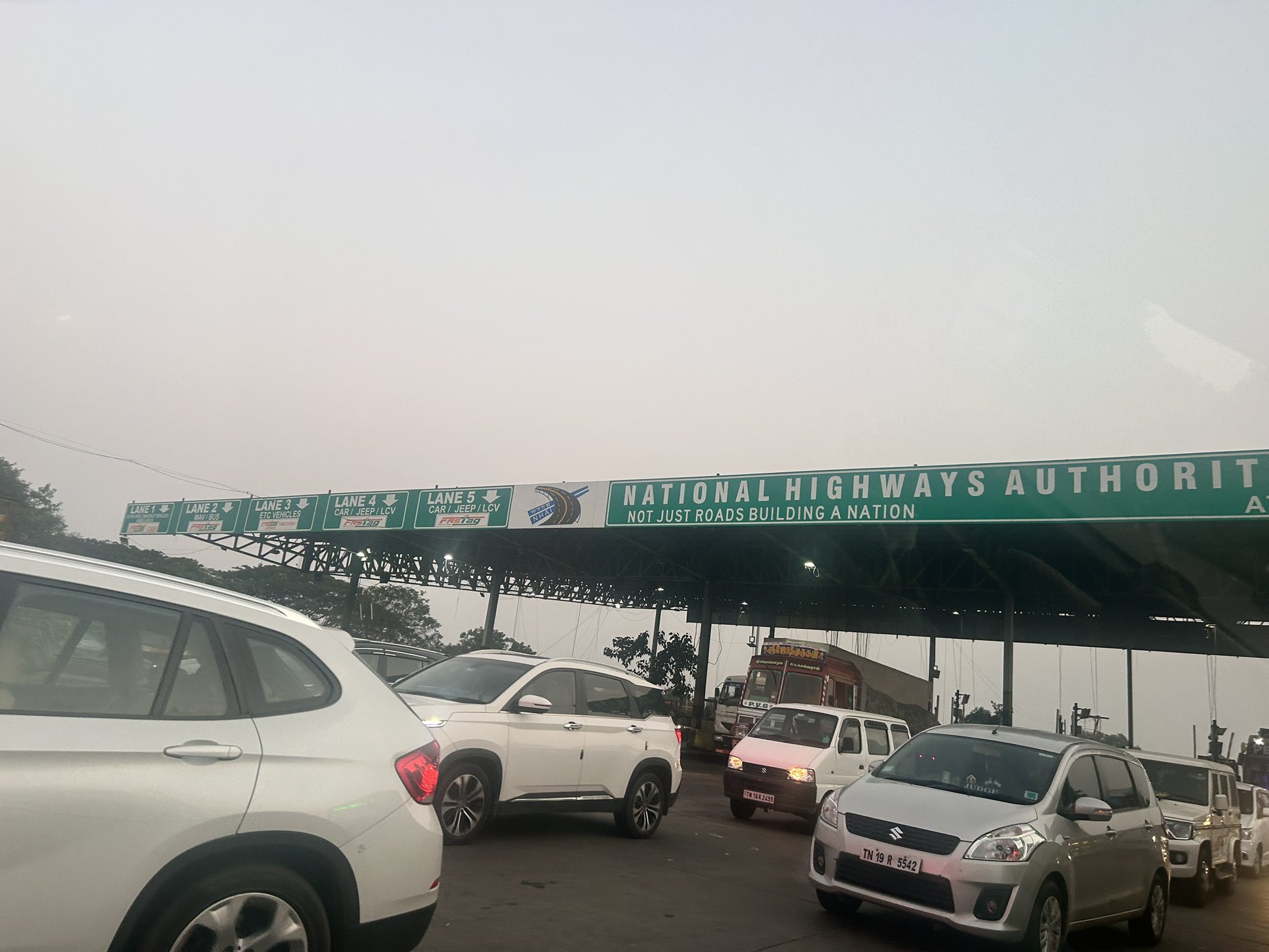 वाहनधारकांनो इकडे लक्ष द्या... १ एप्रिलपासून टोल नाक्यांवर होणार हा मोठा बदल