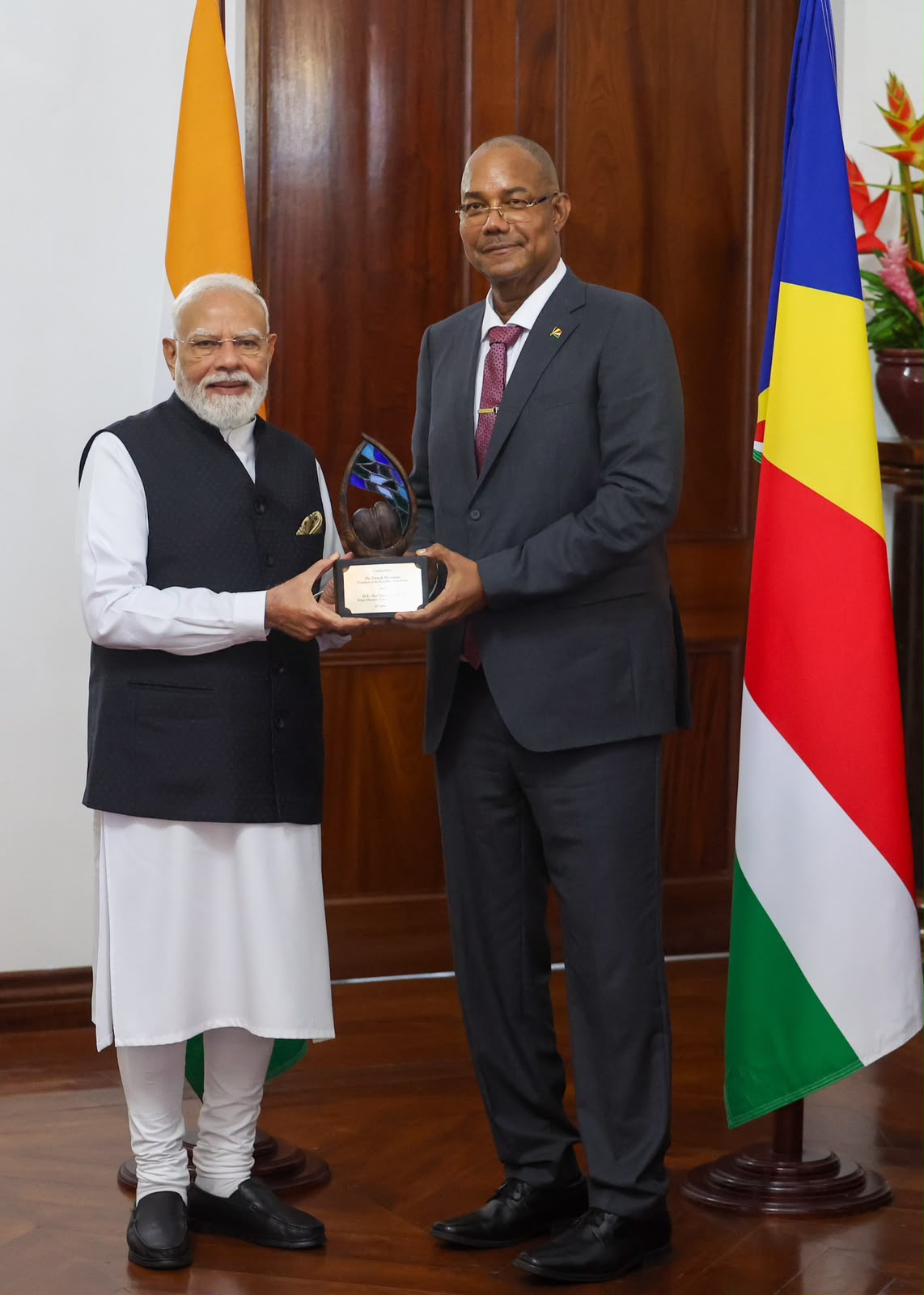 पंतप्रधान नरेंद्र मोदी यांना या देशाचा  सर्वोच्च सन्मान...  ‘गार्डियन ऑफ द ब्लू होरायझन’ पुरस्काराने गौरव...