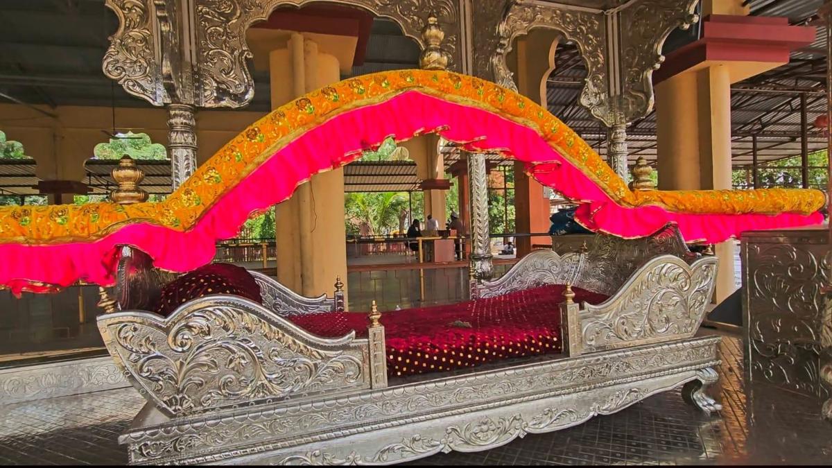 एकनाथ शिंदे यांनी दिलेला शब्द केला पूर्ण...   आई गंगुबाई शिंदे यांच्या स्मरणार्थ दिली एवढ्या चांदीची भेट...