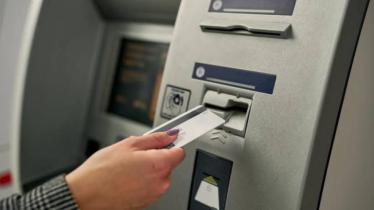 १ ऑक्टोबरपासून ATM मधून पैसे काढणे महागणार...   रोख व्यवहारांच्या नियमांत मोठा बदल...   