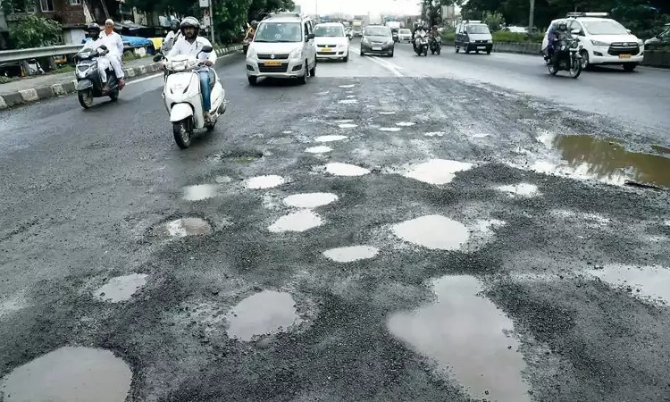 नाशिकमध्ये खड्ड्यांचा हाहाकार...   रस्ते अपघातांत आणखी तिघांचा बळी...  नाशिककर संतप्त...