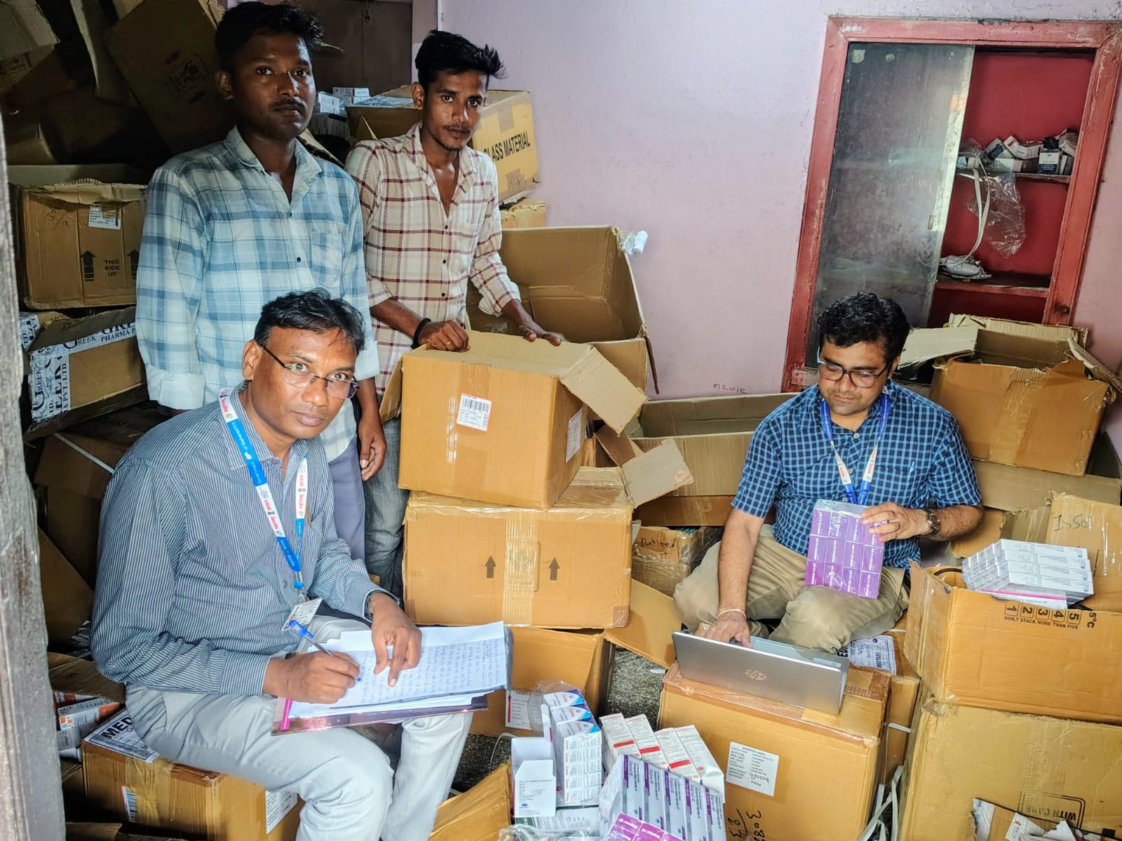 परवान्याशिवाय अँटिबायोटिक इंजेक्शन्सची विक्री...  २४.८१ लाखांचा बेकायदेशीर औषधसाठा जप्त...