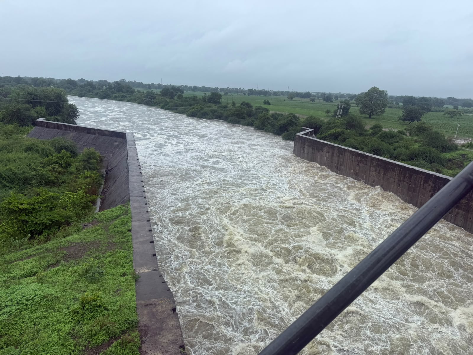 जळगाव जिल्ह्यात मुसळधार...  या तीन धरणातून पाण्याचा मोठा विसर्ग...