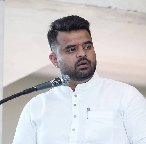 तुरुंगातील त्या मोबाईलमध्ये काय होतं?  फॉरेन्सिक रिपोर्टमध्ये १४५ अश्लील व्हिडिओ उघड...  प्रज्वल रेवण्णा पुन्हा अडचणीत...