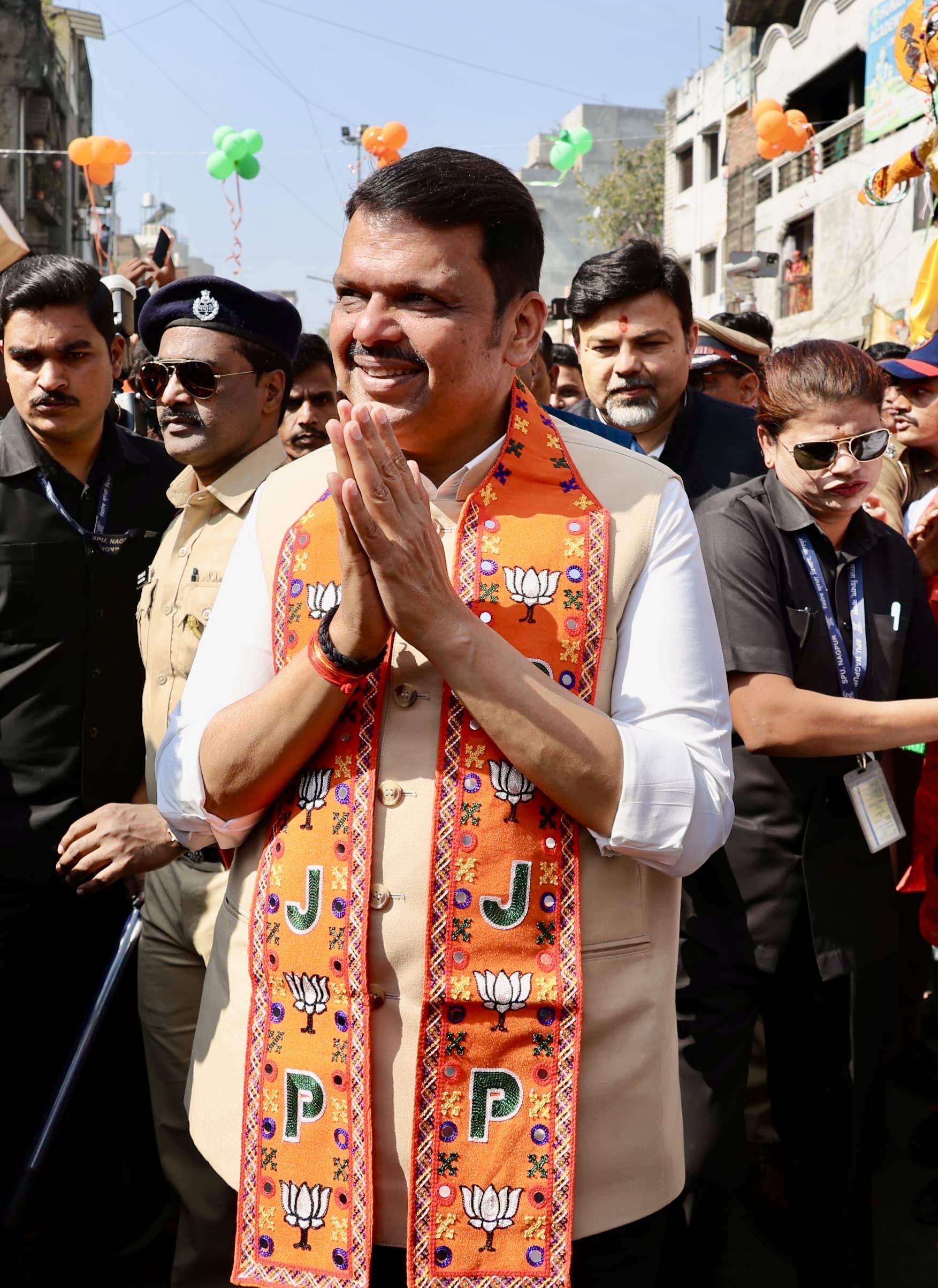 चार-पाच वर्षांच्या मुलींवर अत्याचार होत असताना राज्याचे मुख्यमंत्री, गृहमंत्री, उपमुख्यमंत्री यांना झोप कशी लागते?