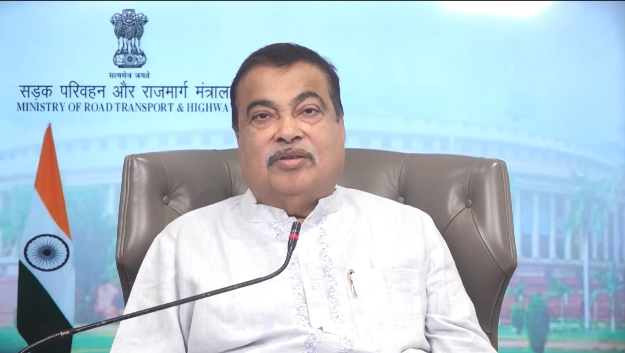 रस्ते अपघात रोखण्यासाठी आता ‘व्हेईकल-टू-व्हेईकल’ संवाद...  मंत्री नितीन गडकरी यांची घोषणा...