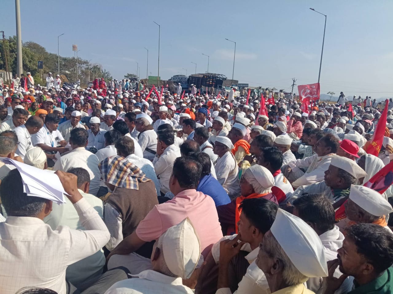 नाशिकमध्ये लाल वादळ... ५० हजार शेतकऱ्यांचा भव्य 'लाँग मार्च' सुरू...