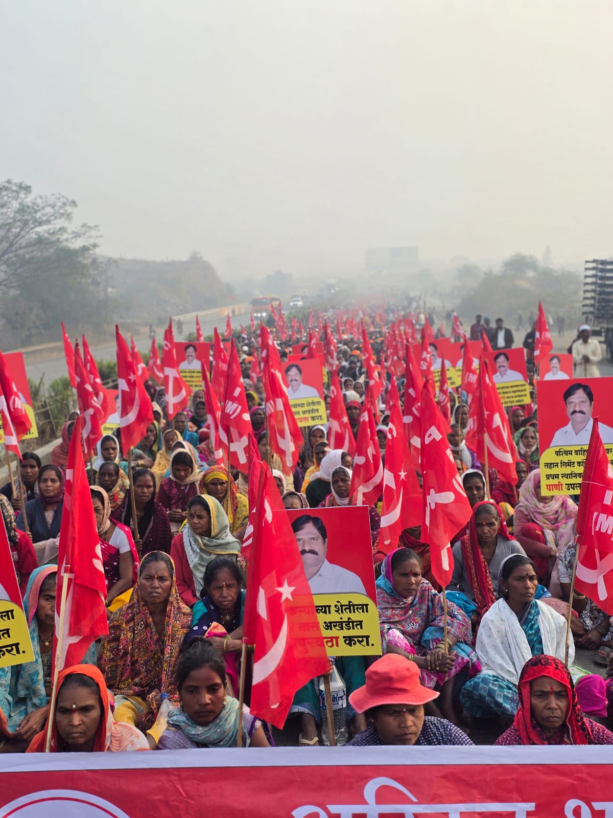 लाँग मार्चच्या हजारो कार्यकर्त्यांनी नाशिक-मुंबई महामार्गावरच साजरा केला प्रजासत्ताक दिन...