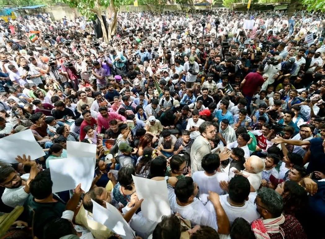 जंतर-मंतरवर 'कॉकरोच जनता पार्टी'चा एल्गार... हजारो तरुण रस्त्यावर... केली ही एकमुखी मागणी...