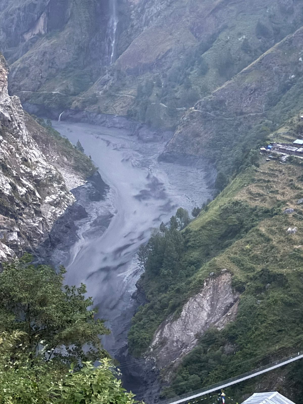 नेपाळमध्ये पुन्हा निसर्गाचा कोप...  नदीला अचानक महापूर...   घरे आणि पूल अक्षरशः वाहून गेले...