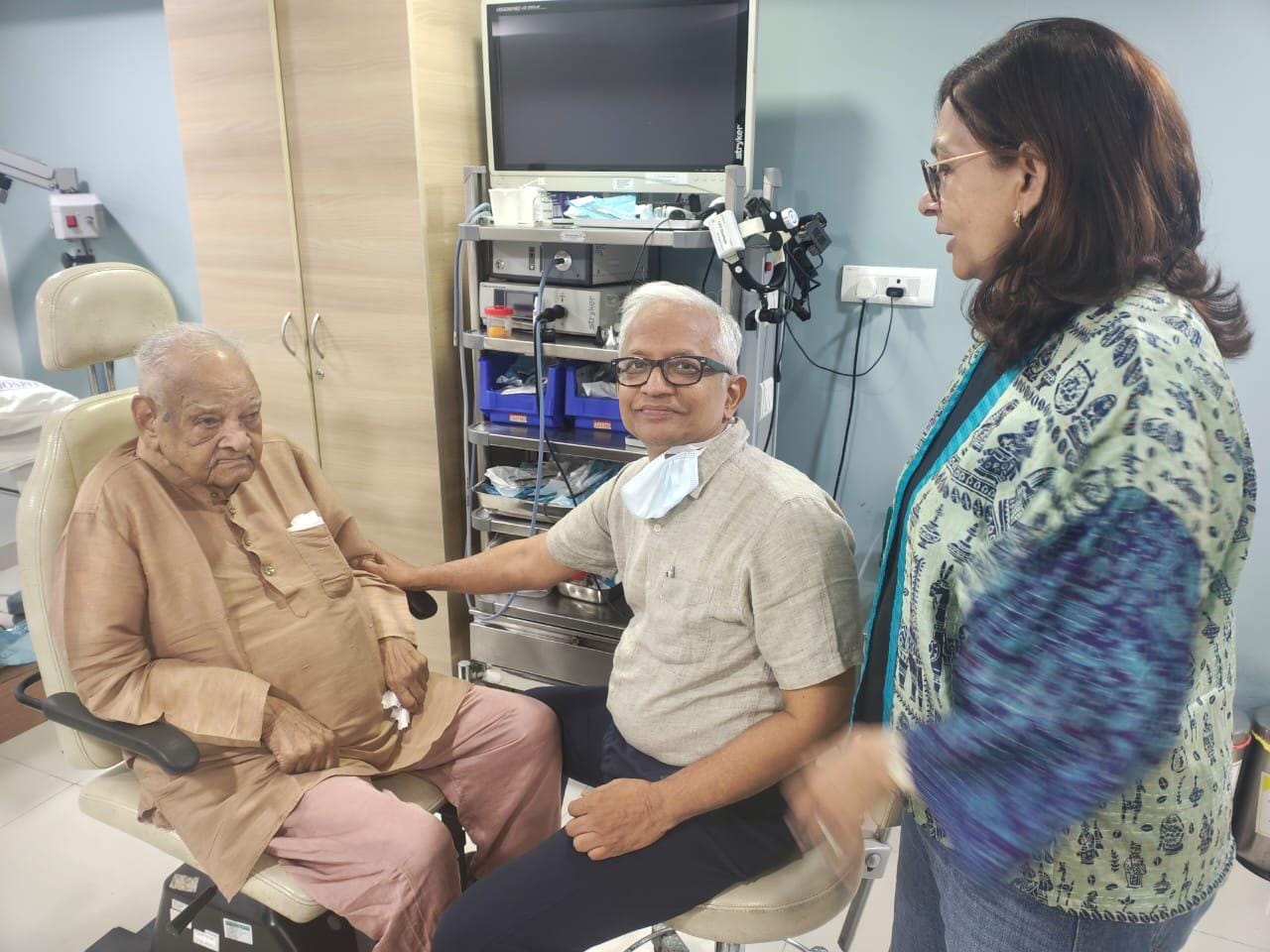 अनोखा वैद्यकीय योगायोग...  ५० वर्षांपूर्वी ज्या लहान मुलीवर केली होती सर्जरी...   तिनेच केली तपासणी...