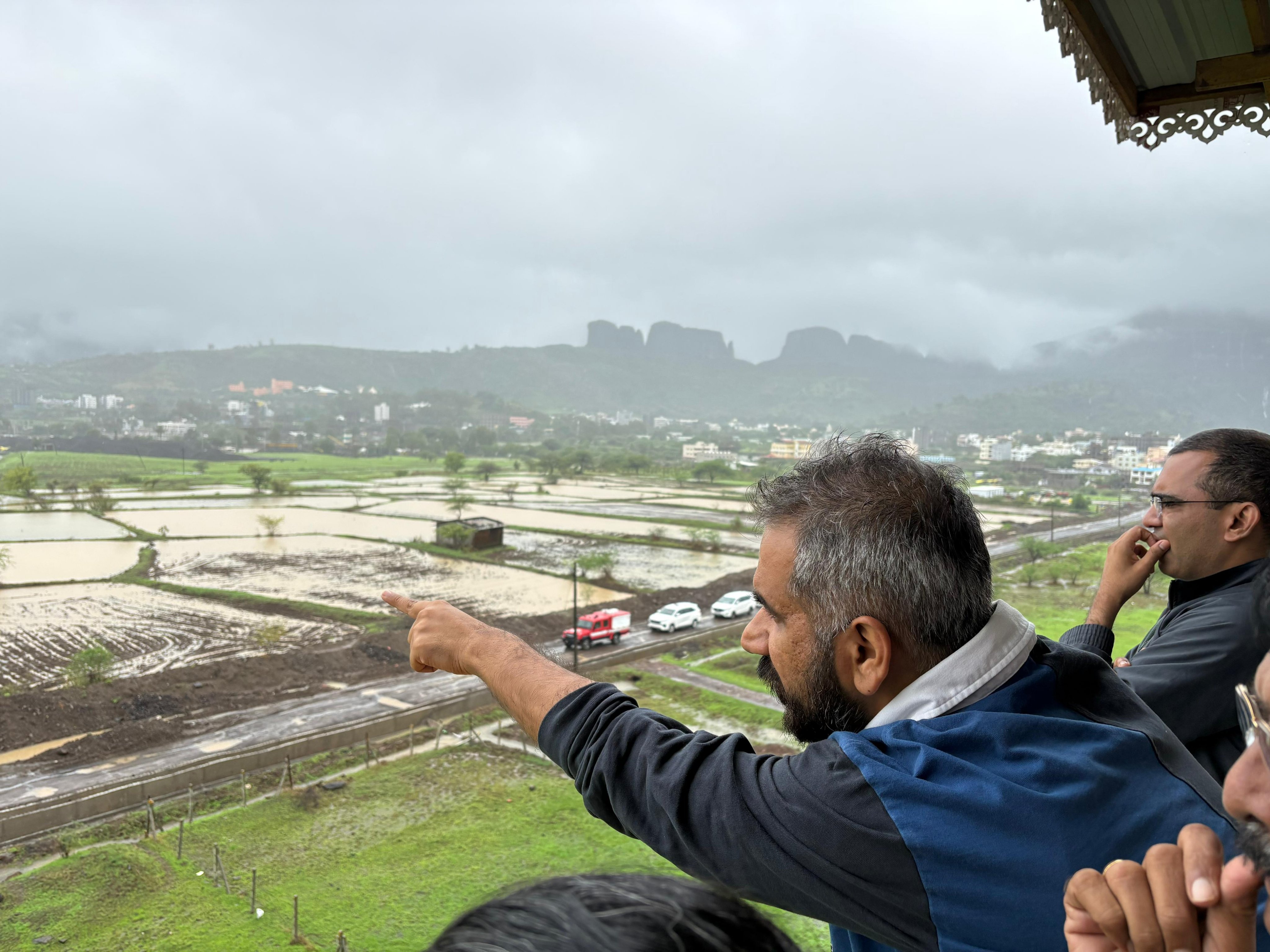 नाशिकमध्ये रस्ते-वाहतूक, तर त्र्यंबकेश्वरमध्ये घाटांची पाहणी...   सिंहस्थातील पावसाळी आव्हानांसाठी प्रशासनाची मोठी मोहीम...