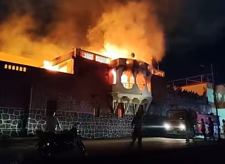 अमळनेर वाडी मंदिराला आग... दिंडीतील प्रसाद महाराजांनी तातडीने... मंदिर कधी उघडणार?