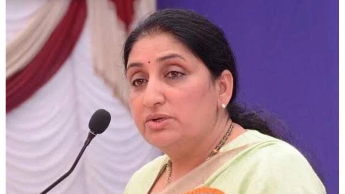 सुनेत्रा पवार खासदारकीचा राजीनामा देणार... या नेत्याच्या गळ्यात खासदारकीची माळ...
