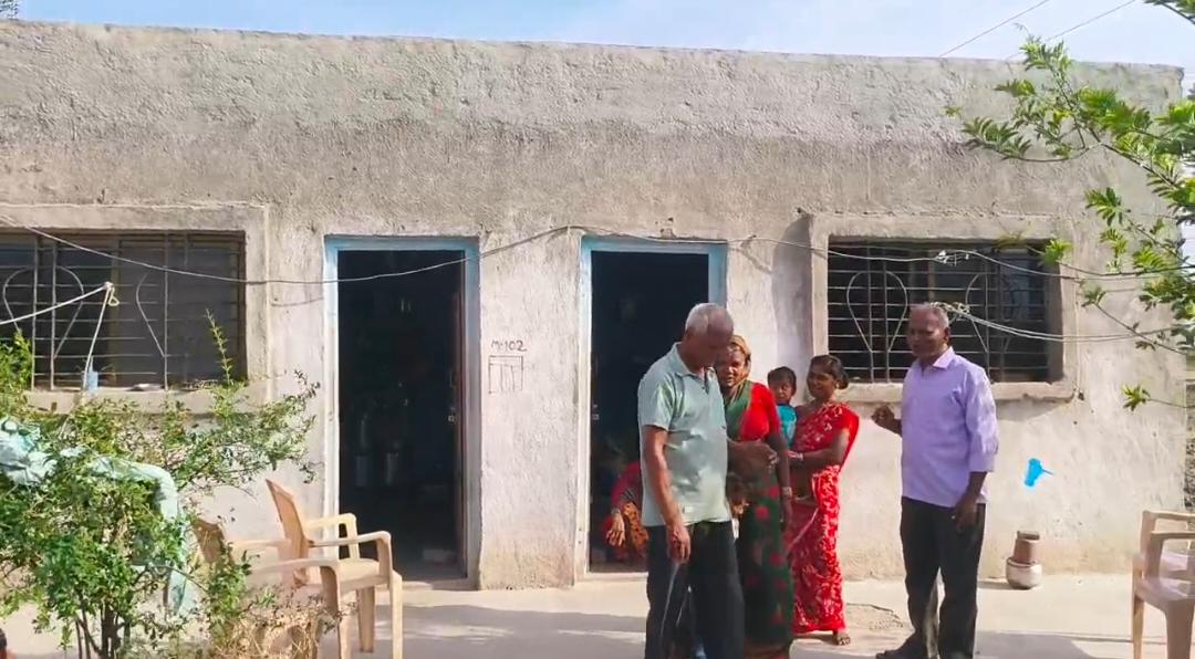 वादळग्रस्त शेतकऱ्याच्या घराला पुन्हा मिळाला आधार; मंत्री छगन भुजबळ आणि माजी खासदार समीर भुजबळांनी दिला मदतीचा हात 