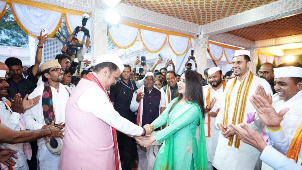 टाळ-मृदुंगाच्या गजरात जेव्हा मुख्यमंत्री सपत्नीक फुगडी खेळतात...  बघा व्हिडीओ 