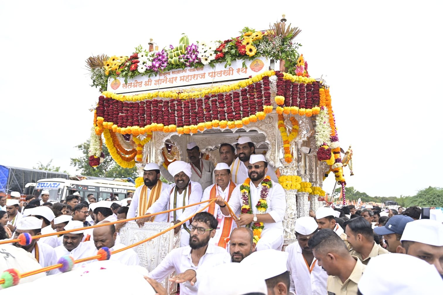 मसाज सुविधा, हिरकणी कक्ष अन् मोबाईल चार्जिंग...   सरकारी निवारा केंद्रात वारकऱ्यांसाठी या आहेत सुविधा...