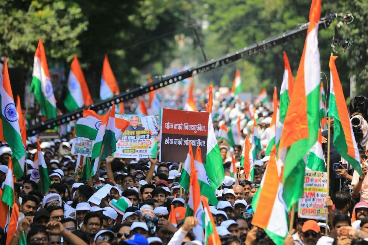 निवडणूक आयोगाच्या धोरणांविरोधात ठाकरे बंधूंचा एल्गार...  मुंबईत ‘गर्जना मोर्चा’ने राजकारण तापले...   