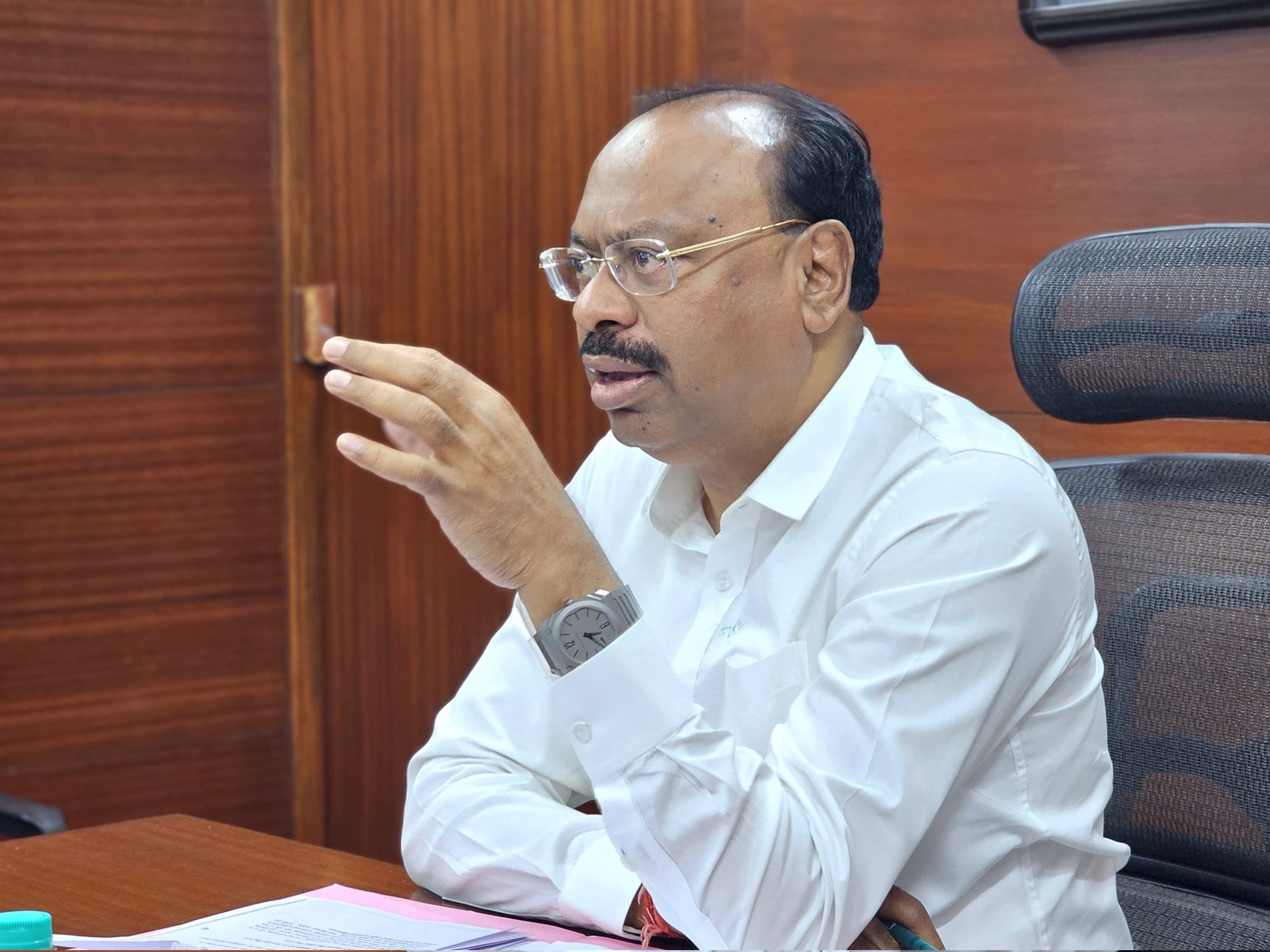 राज्यातील पडीक सरकारी जमिनींवर आता...  महसूलमंत्री चंद्रशेखर बावनकुळे यांची मोठी घोषणा...