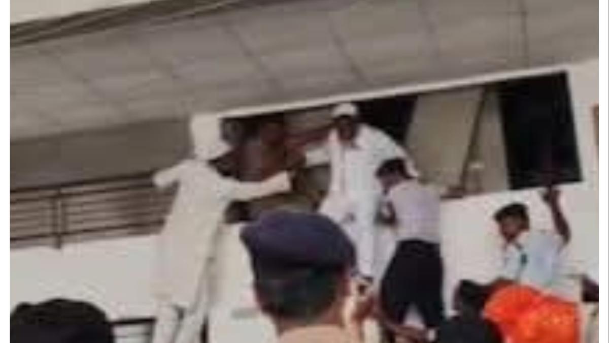 मालेगाव महापालिकेत पाचव्या मजल्यावरून लिफ्ट खाली  कोसळली...  महापौर निवडणुकीवेळी दुर्घटना...