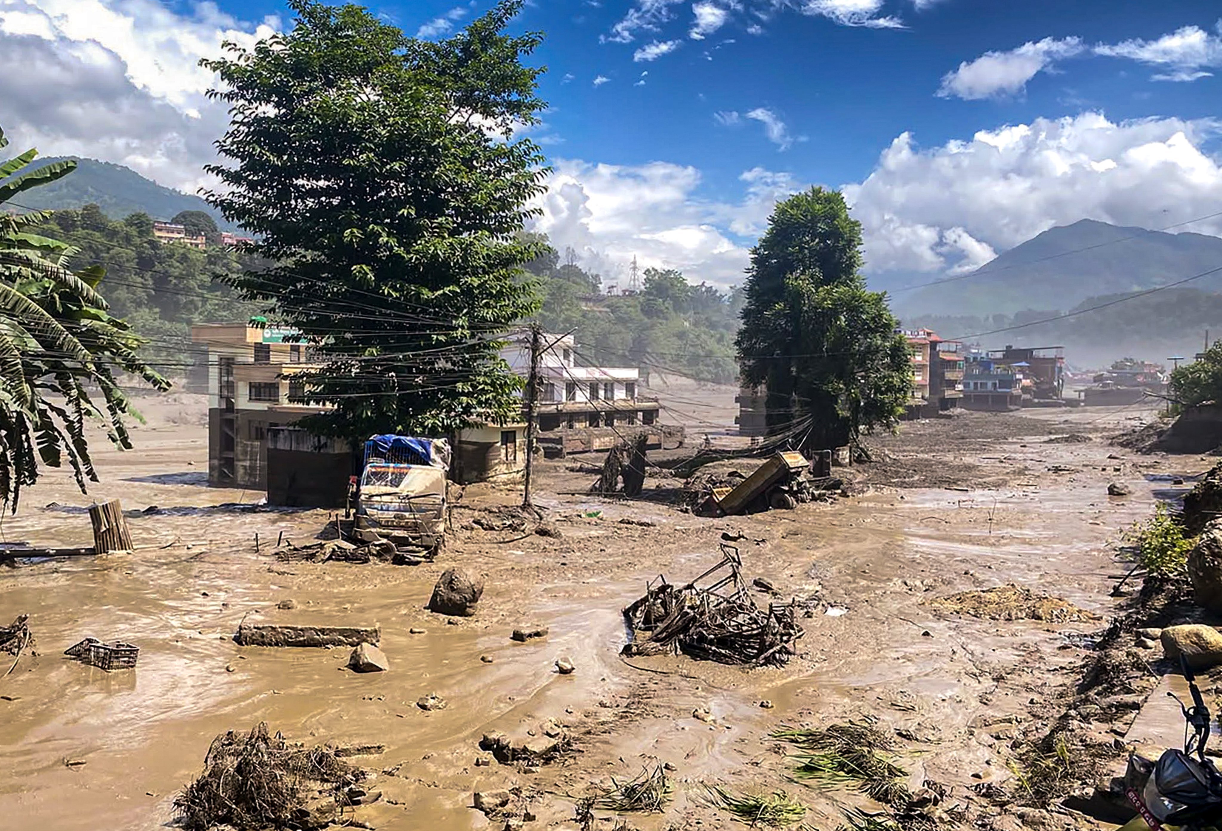 नेपाळमध्ये महाराष्ट्रातील किती पर्यटक अडकले?  मंत्री गिरीश महाजन म्हणाले...