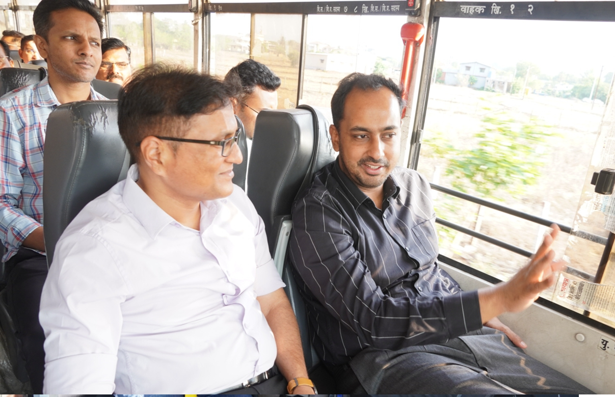 'व्हीआयपी' वाहने सोडली, अधिकाऱ्यांनी थेट 'एसटी' बसच पकडली...  कुंभमेळा नियोजनासाठी अधिकाऱ्यांचा 'हायटेक' दौरा...