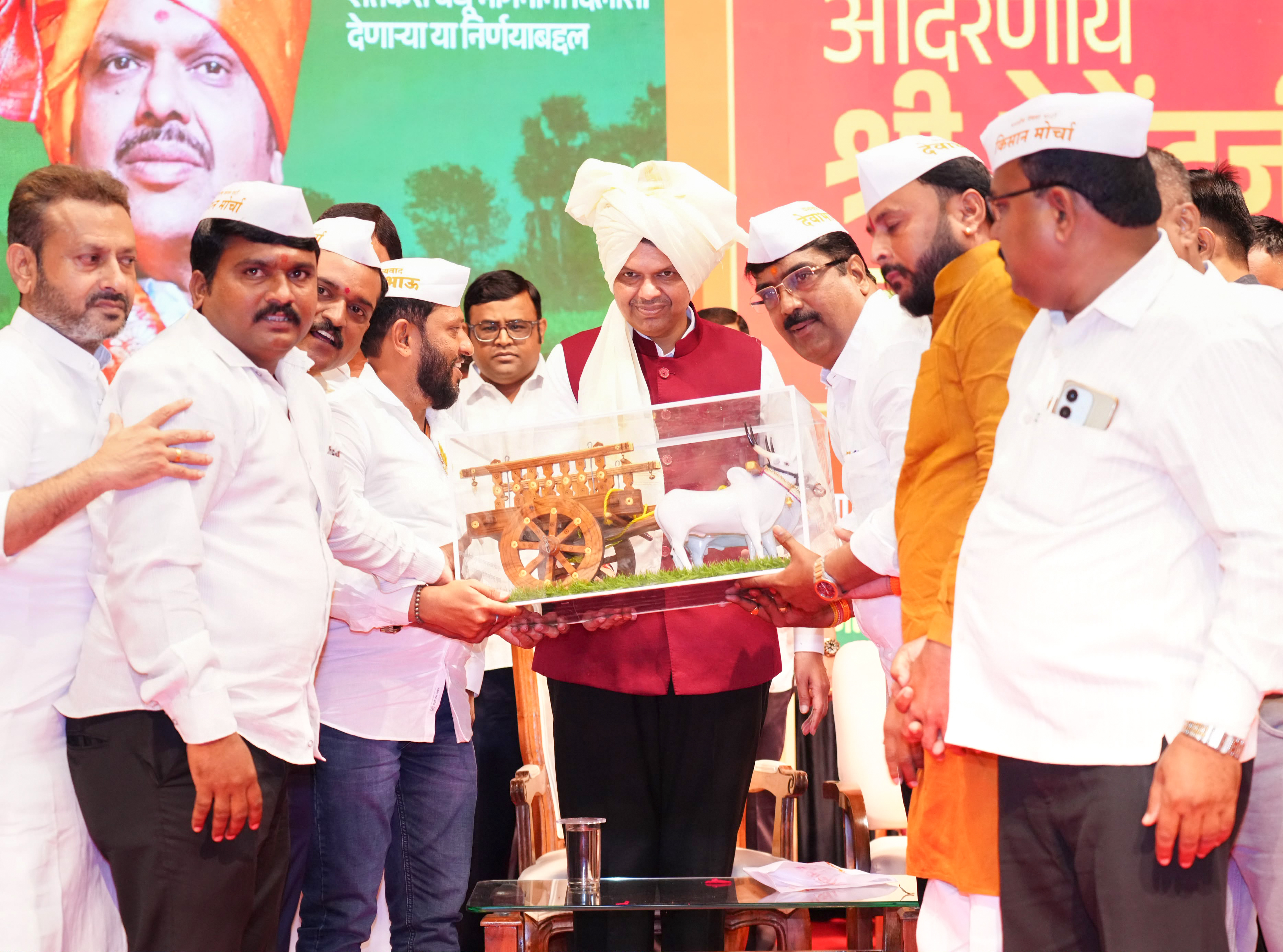 कृषी कर्जमाफीनंतर शेतकऱ्यांसाठी मुख्यमंत्र्यांची मोठी घोषणा...  ४८ हजार कोटींची ही थकबाकी माफ...