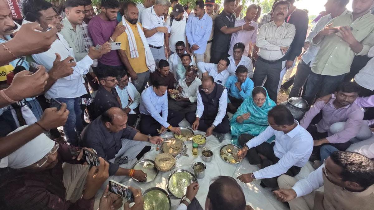 बांधावर शेतकऱ्यांशी थेट संवाद...  शेतात पिठलं-भाकरीचा घेतला आस्वाद...  या मंत्र्याचा दौरा चर्चेत...