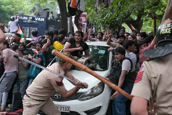 विद्यार्थ्यांवर लाठीचार्ज...  शिक्षकांना बंदी, मग पोलिसांना मारहाणीची सूट का?  ही दडपशाही नाही तर काय?