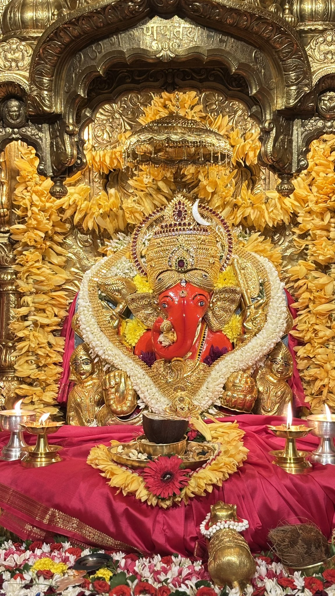 मुंबईच्या सिद्धिविनायक मंदिर दानपेटीतून दरवर्षी १८ कोटींची चोरी...  न्यासाचे अध्यक्ष म्हणाले...