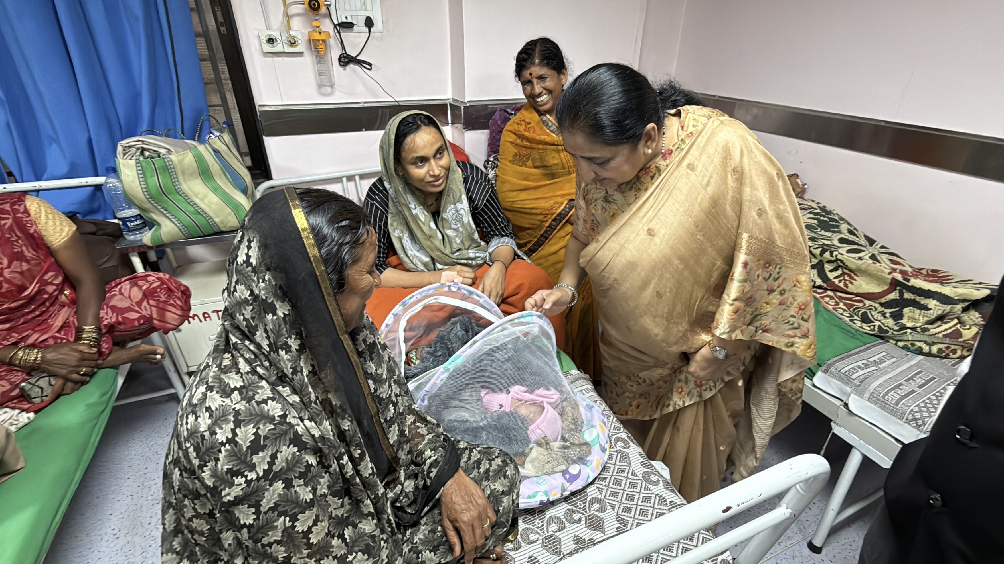 रात्री अकरापर्यंत बैठका…   सकाळी सातला रुग्णालयात हजेरी...  सुनेत्रा पवारांचे दादा स्टाईल कामकाज...