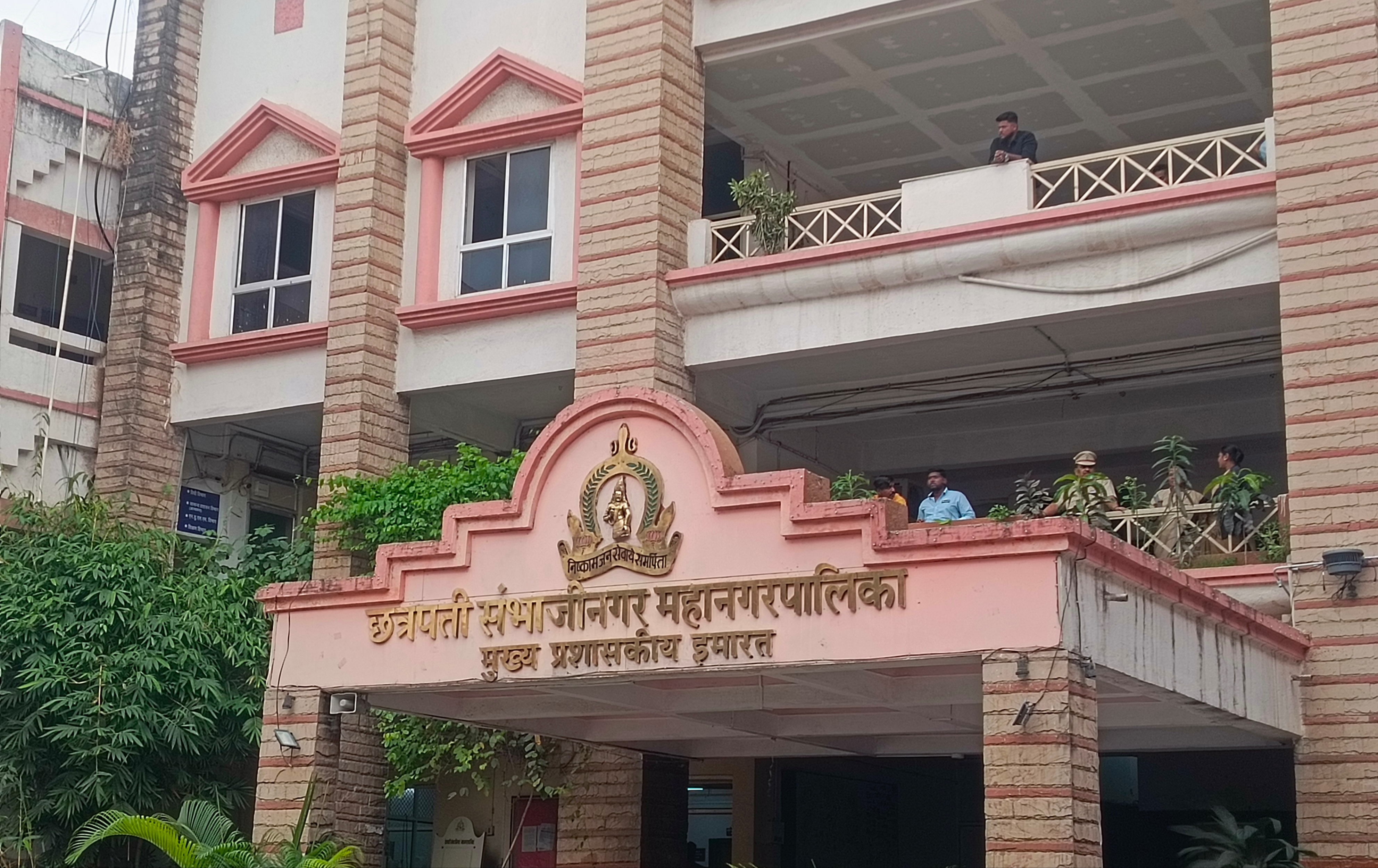 निदा खानला लपवणाऱ्या मतीन पटेलच्या घरावर चालला बुलडोझर...  आता नगरसेवकपदही जाणार?