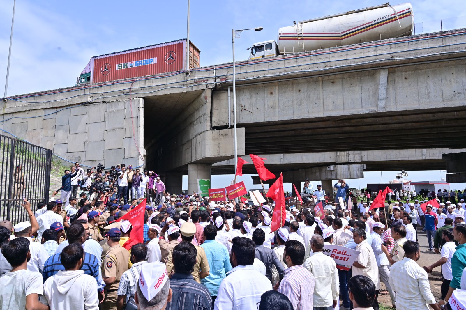 नाशिक-पुणे रेल्वेसाठी चाकण ते सिन्नर महामार्ग रोखले...   क्रांतिदिनी जनसागराचा सरकारला थेट इशारा...
