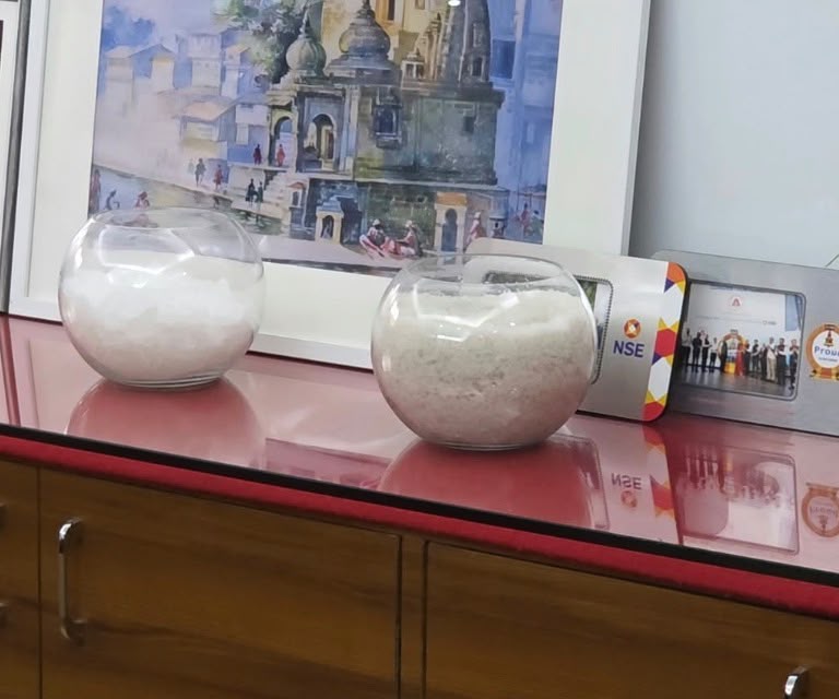 नाशिक मनपा आयुक्त दालनात अंधश्रद्धेला खतपाणी?  काचेच्या त्या बाऊलमध्ये काय आहे?  कशासाठी ठेवले आहे?