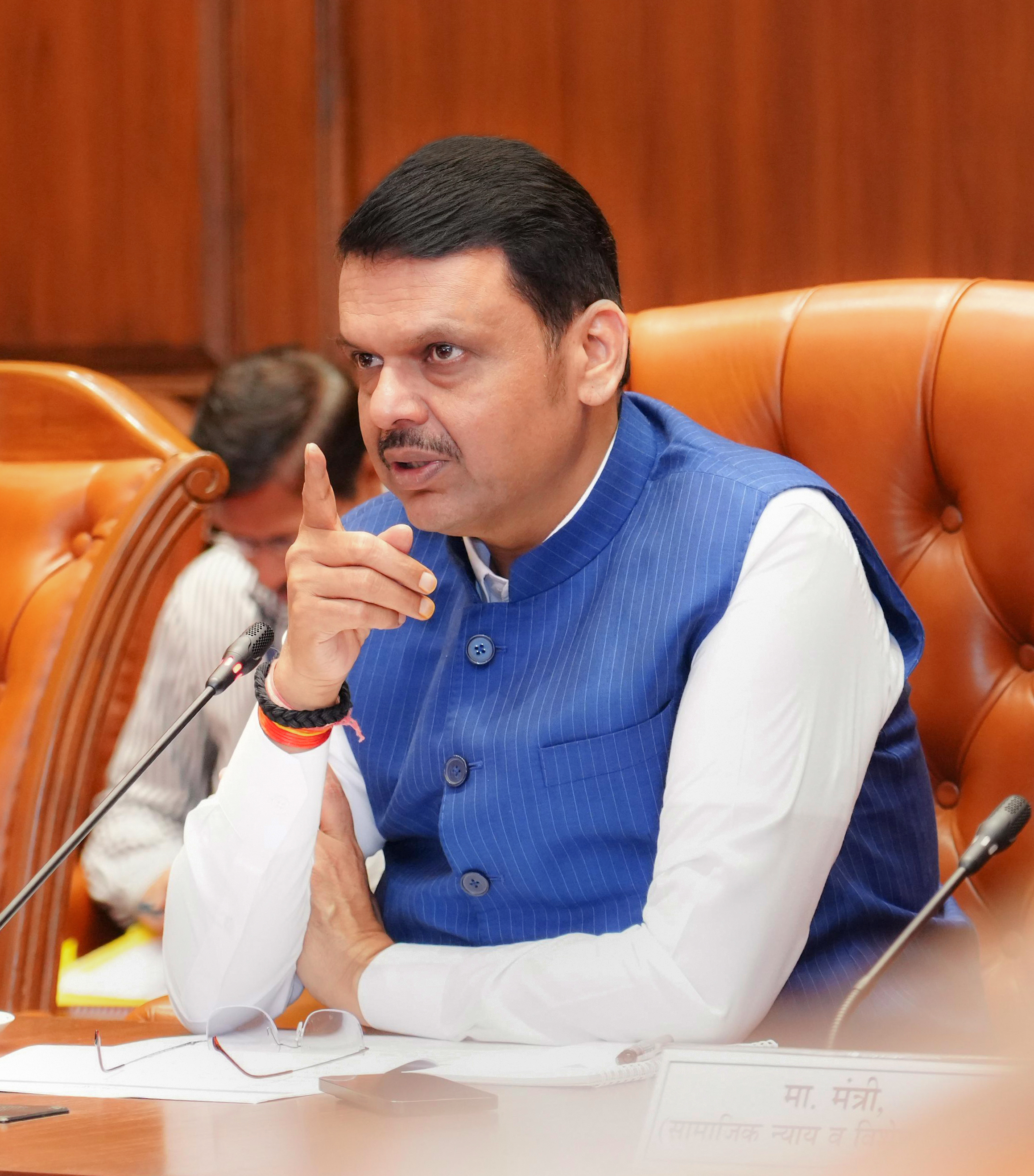 कंत्राटदारांना ५६% टक्के द्यावे लागल्यास 'असाच' विकास होणार...  म्हणून फडणवीस हिंदीत बोलतात...