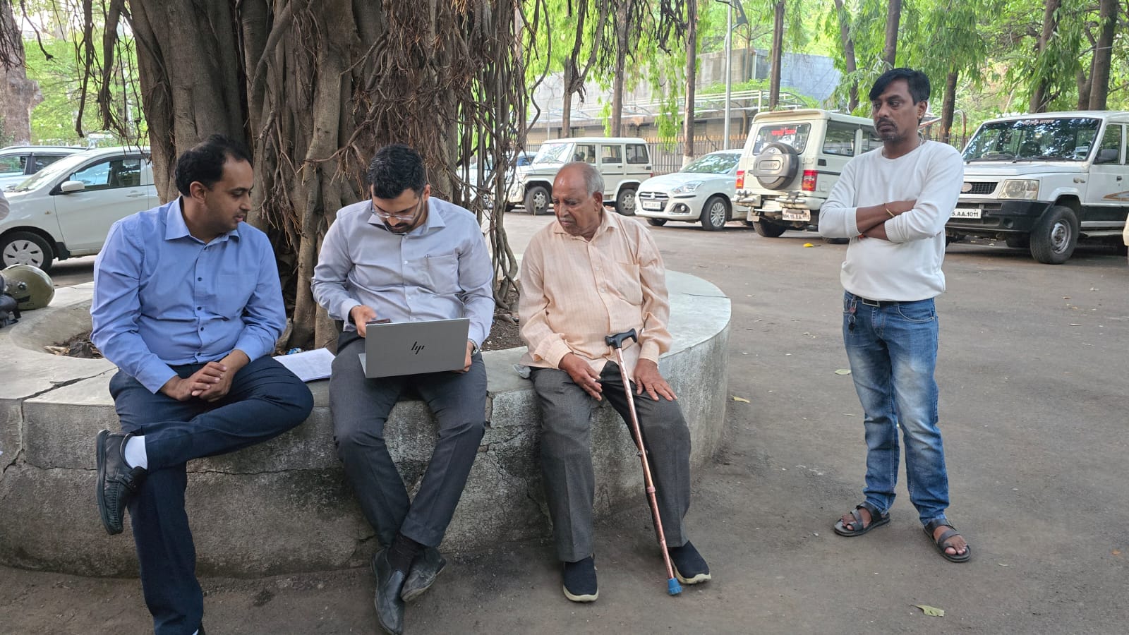 जिन्यावर धाप लागलेल्या वृद्धाला जिल्हाधिकाऱ्यांनी बसवले वडाच्या पारावर...  जागेवरच असा सुटला प्रश्न...