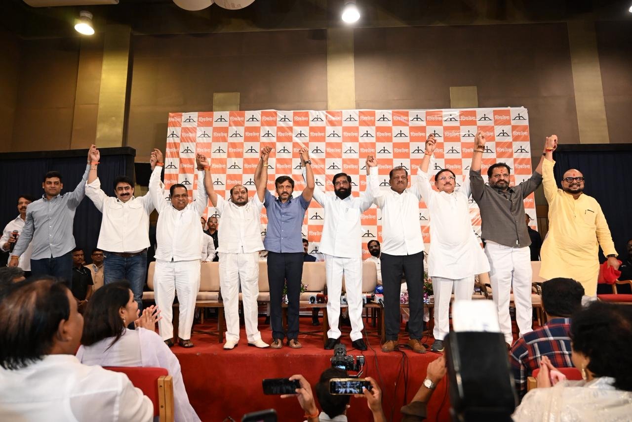 ठाकरेंच्या सहा खासदारांचा शिंदे गटात प्रवेश...  एकनाथ शिंदे यांची सहाही खासदारांसाठी मोठी घोषणा...