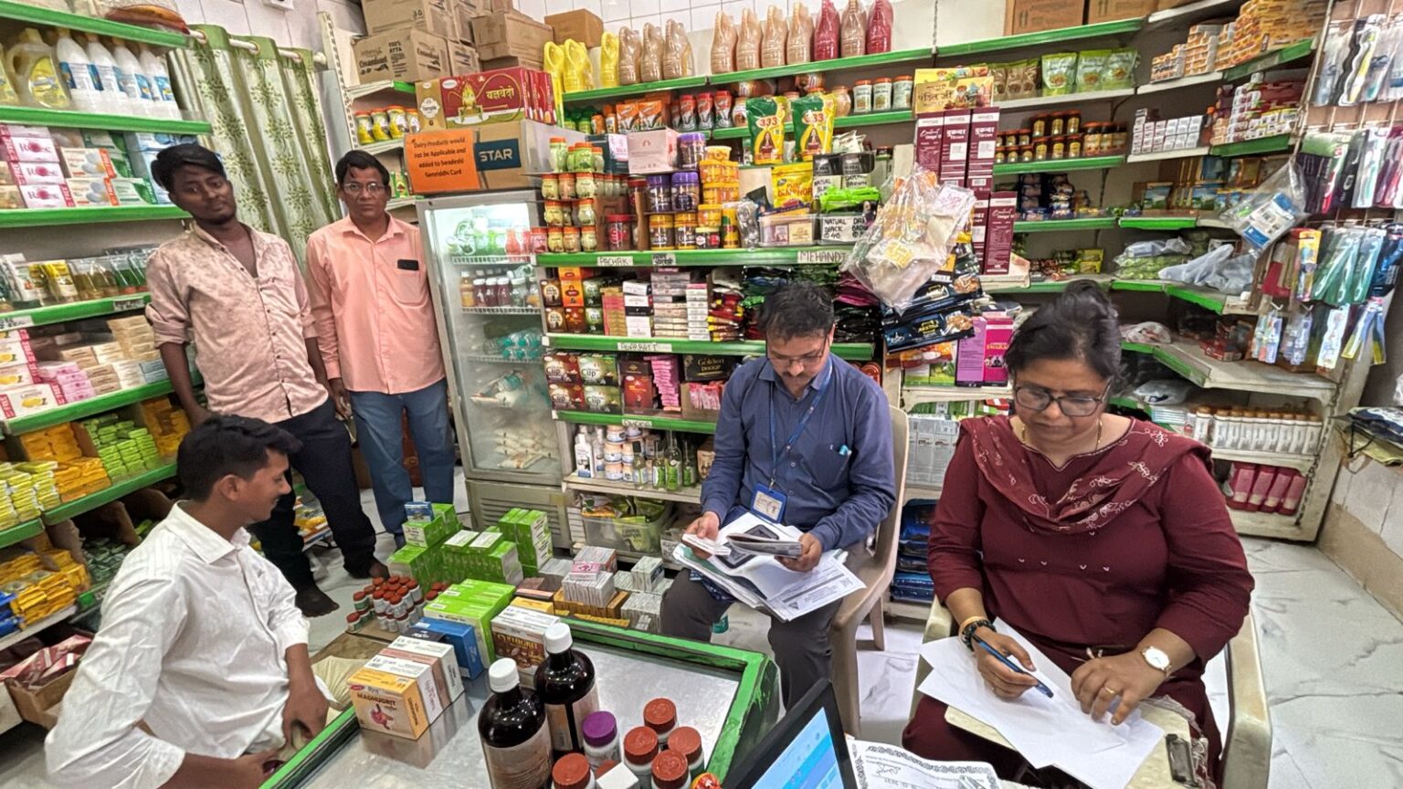 तुकाराम मुंढेंच्या रडारवर बाबा रामदेव...  राज्यभरातून लाखोंचा साठा जप्त...