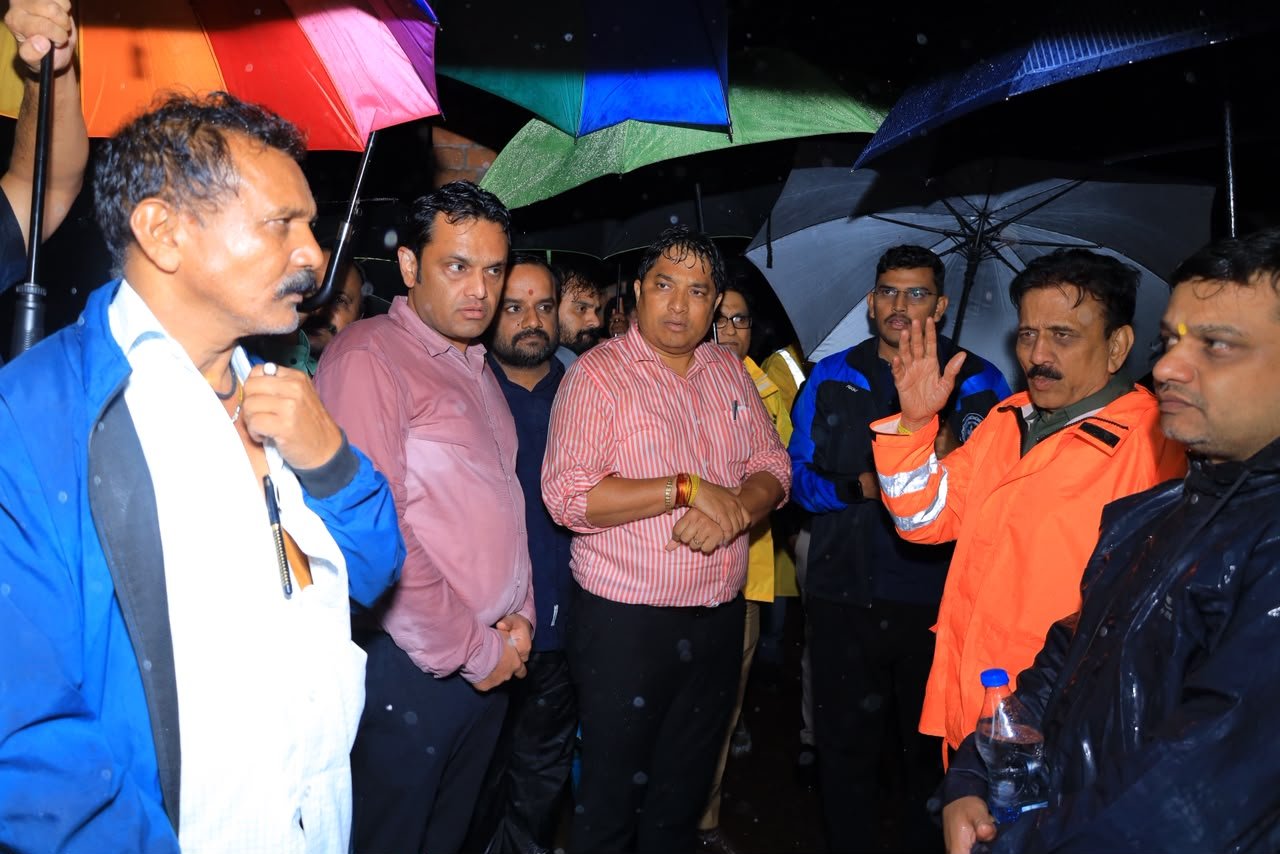सकाळी पोलिसांच्या गाडीचे स्टेअरिंग हाती, रात्री अपघातग्रस्तांना धीर...  गिरीश महाजन यांची 'संकटमोचक' कार्यशैली...