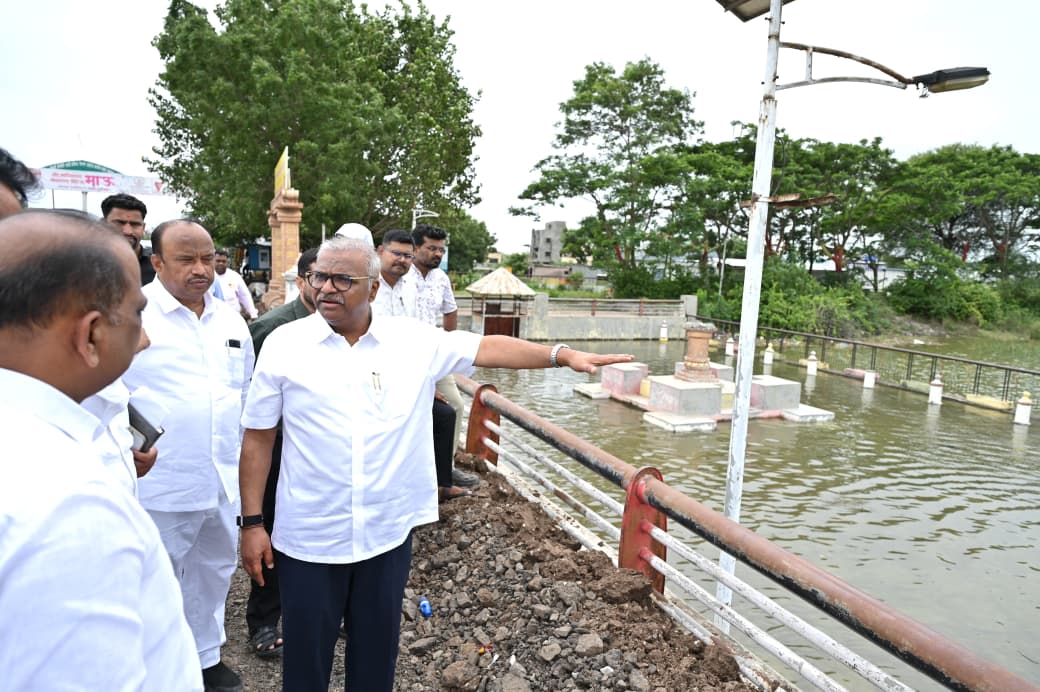 सुरक्षितता, स्वच्छता व निर्माल्य संकलनाचे योग्य नियोजन करा.... माजी खासदार समीर भुजबळ यांच्या सूचना.... गणेश विसर्जनासाठी घाटाची पाहणी
