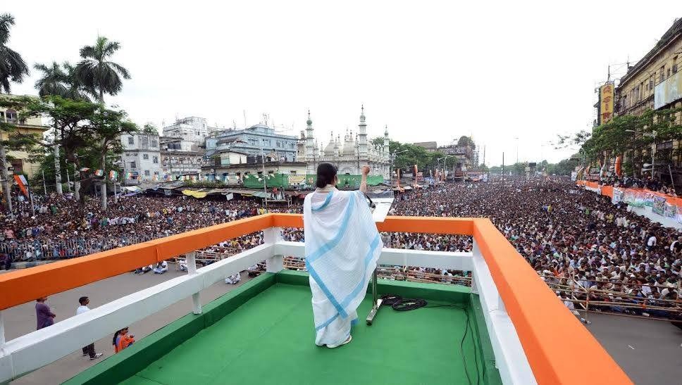 तृणमूल काँग्रेस फुटली...  ममता बॅनर्जींच्या बैठकीला अवघे एवढेच आमदार आणि खासदार आले...